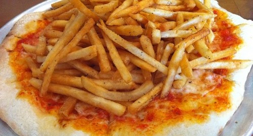 pizza con patatas fritas